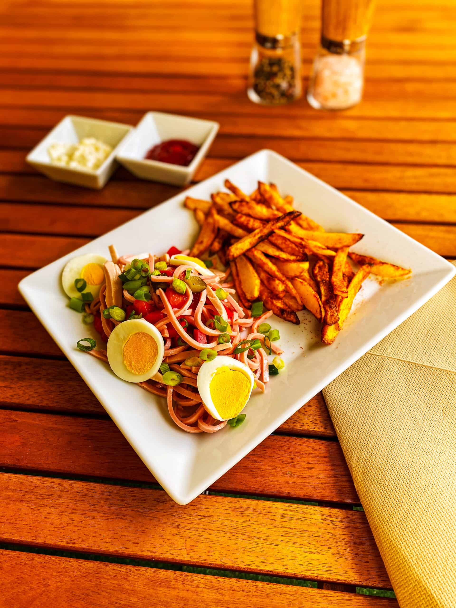Mehr über den Artikel erfahren Wurstsalat mit selbstgemachten Pommes