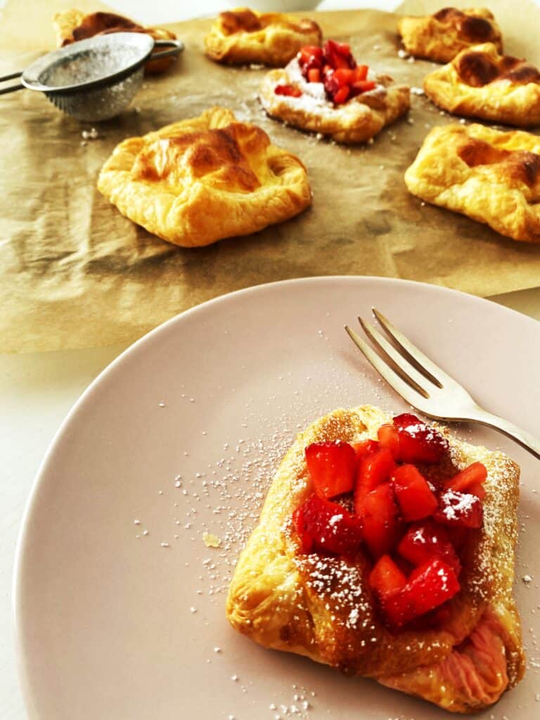 Blätterteigteilchen mit Vanillepudding und Erdbeeren