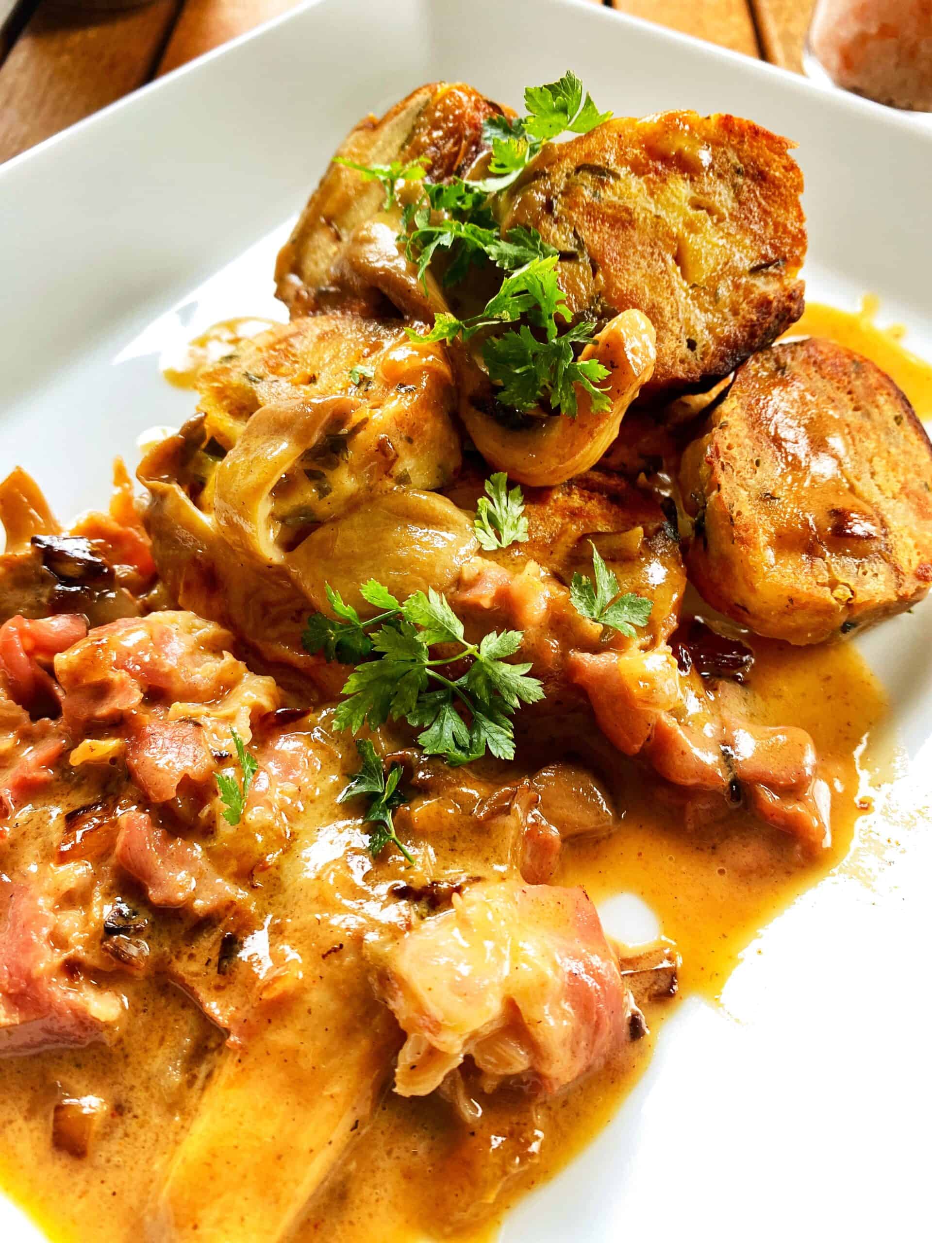 Du betrachtest gerade Serviettenknödel mit einer Pilzrahmsoße