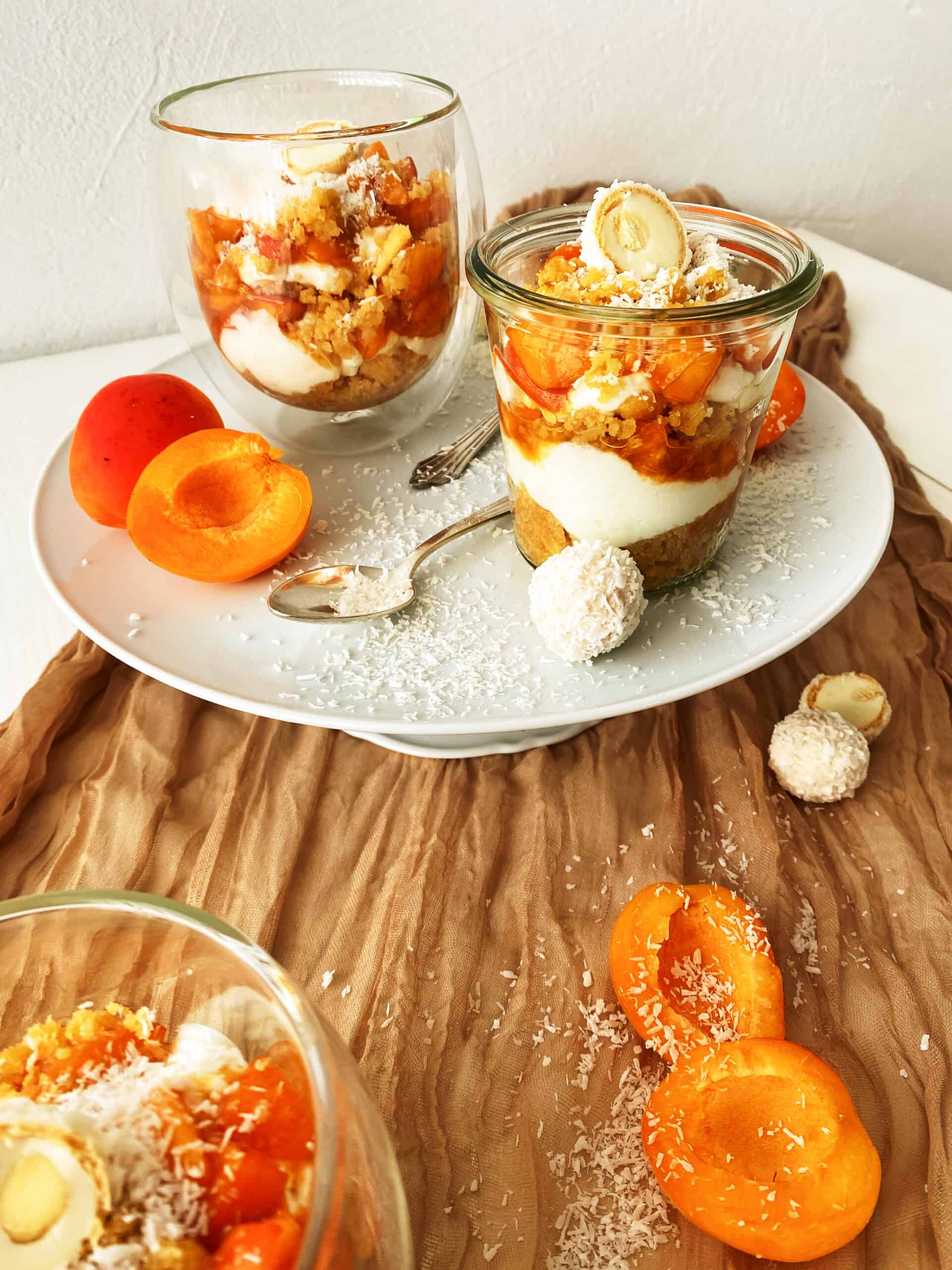 Mehr über den Artikel erfahren Schichtdessert mit Aprikosen