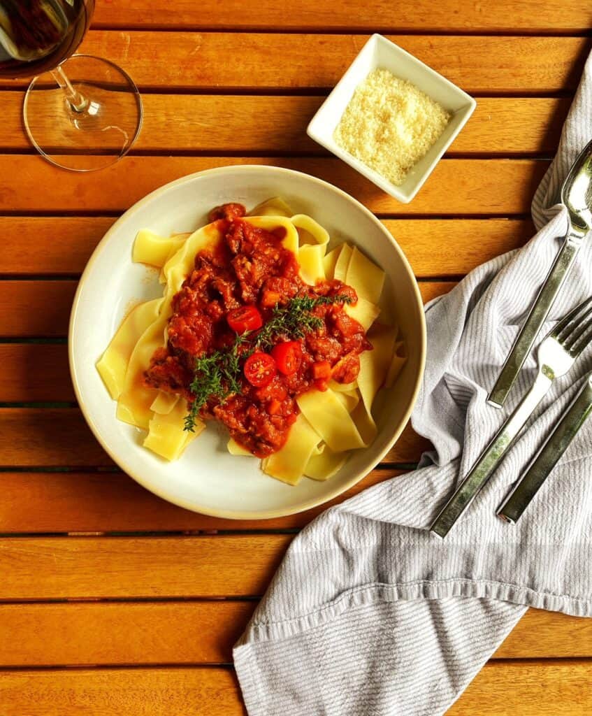 Tomatensoße mit Hackfleisch und Nudeln
