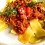Tomatensoße mit Hackfleisch und Nudeln