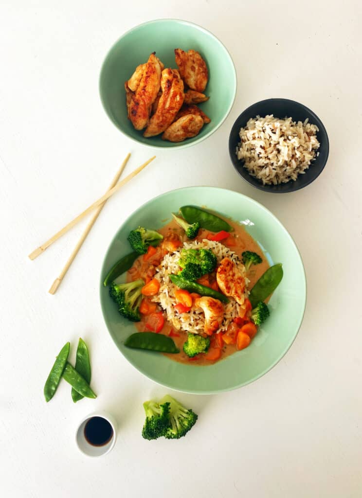 Wokgemüse mit Erdnusssoße und Hähnchen