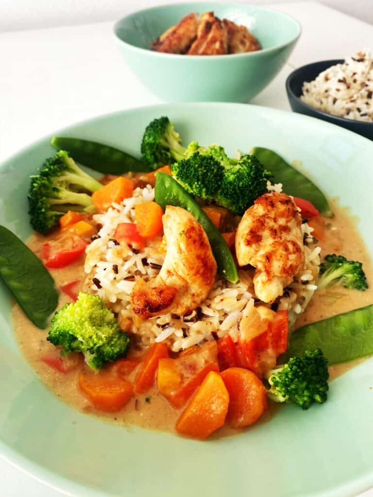 Wokgemüse mit Erdnusssoße und Hähnchen