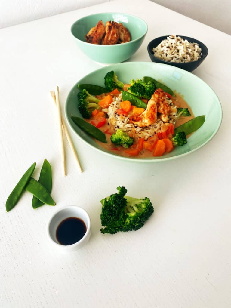 Wokgemüse mit Erdnusssoße und Hähnchen