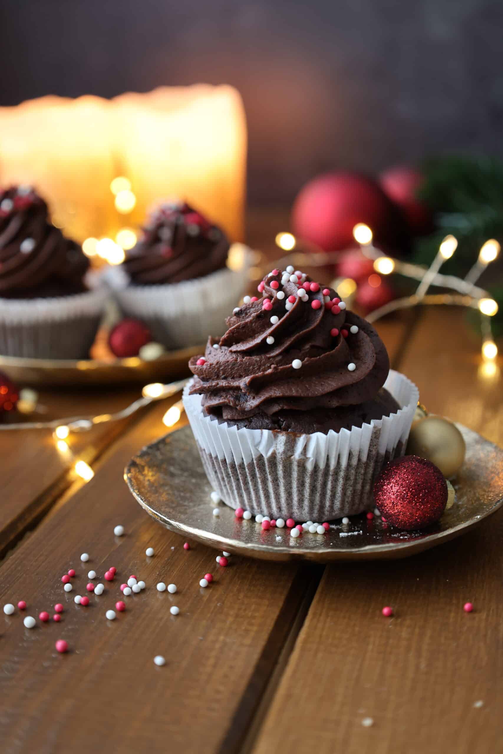 Mehr über den Artikel erfahren Schokocupcake mit Cranberryfüllung