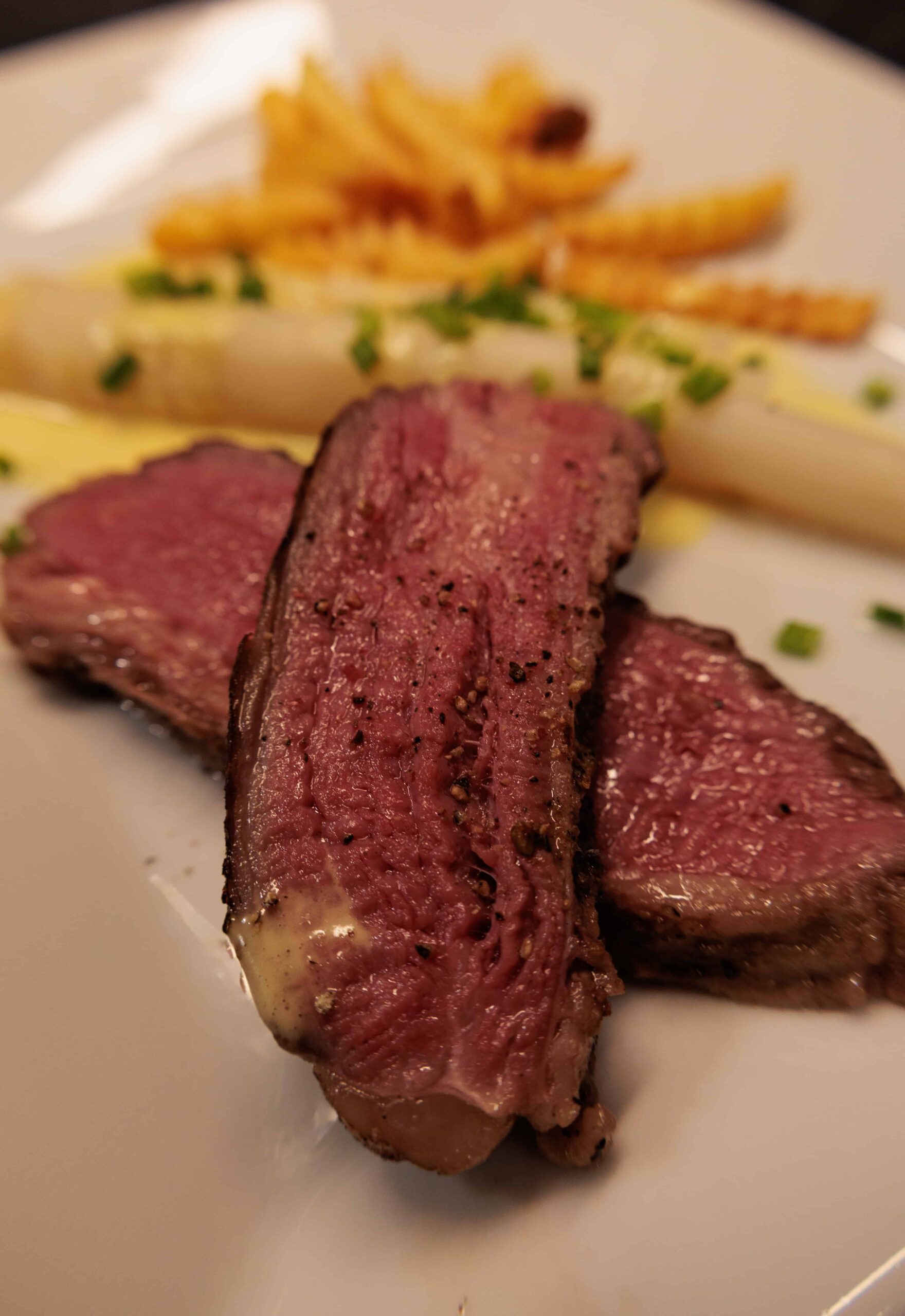 Bürgermeisterstück Sous-Vide mit weißem Spargel & Sauce Hollandaise