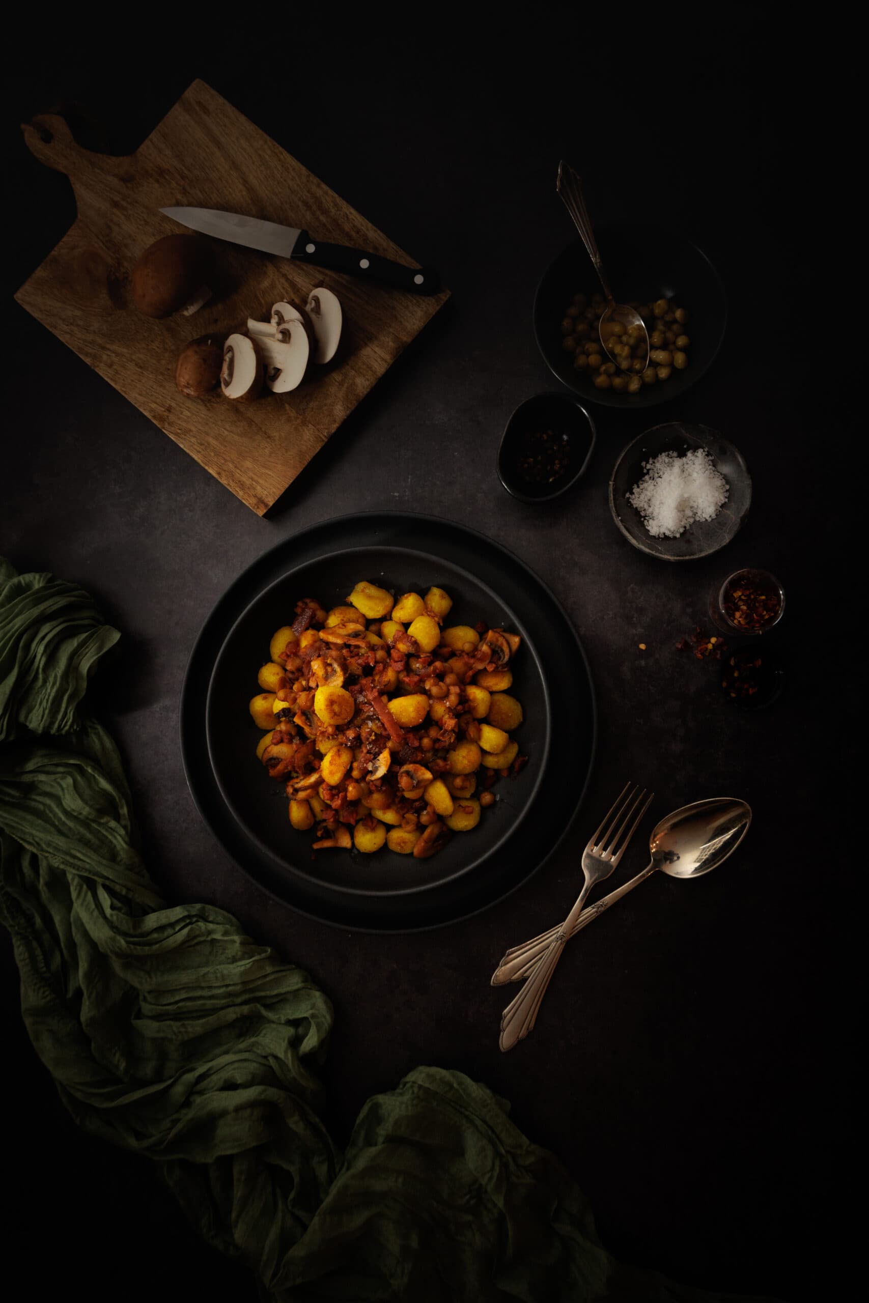 Mehr über den Artikel erfahren Scharfe Gnocchi mit Speck, Pilzen und Erbsen