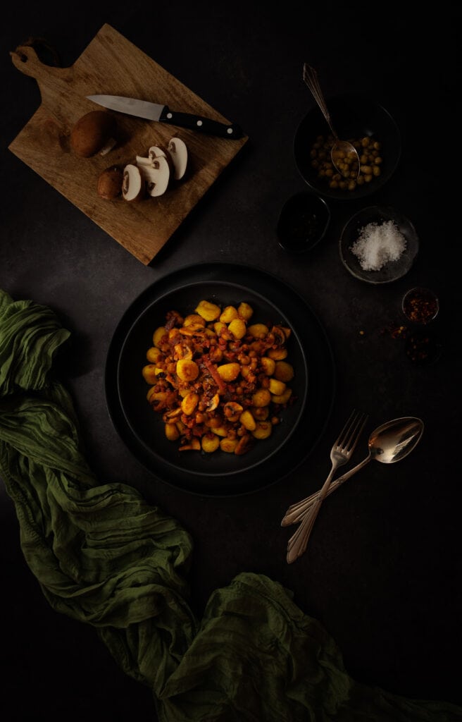Scharfe Gnocchi mit Speck, Pilzen und Erbsen