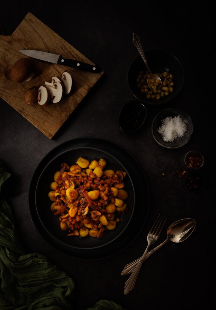 Scharfe Gnocchi mit Speck, Pilzen und Erbsen