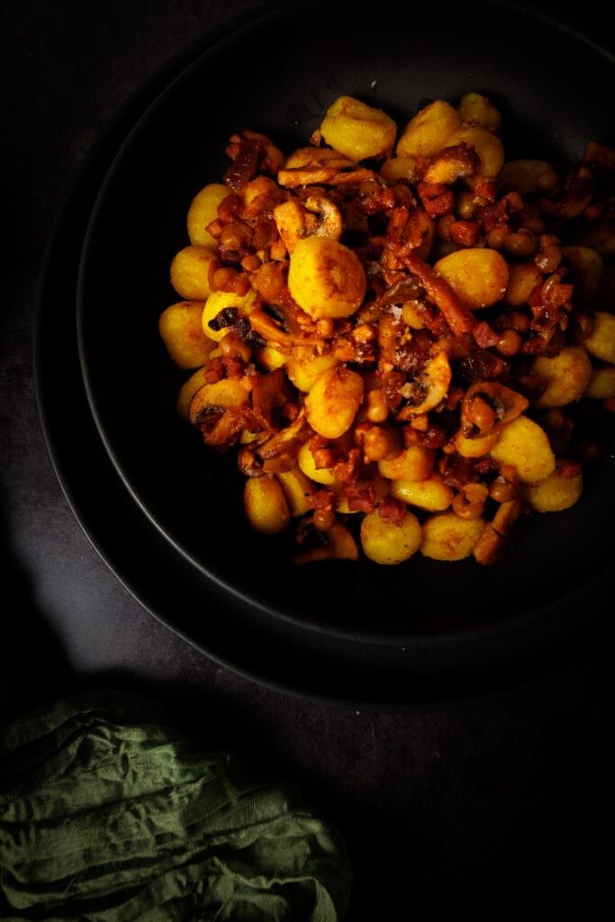 Scharfe Gnocchi mit Speck, Pilzen und Erbsen