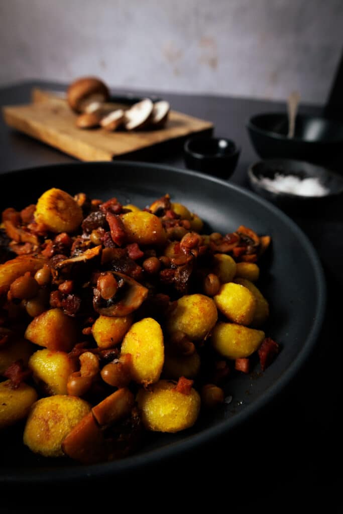 Scharfe Gnocchi mit Speck, Pilzen und Erbsen