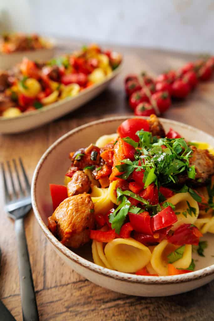 Pasta mit Hähnchenbrustfilet und Gemüse