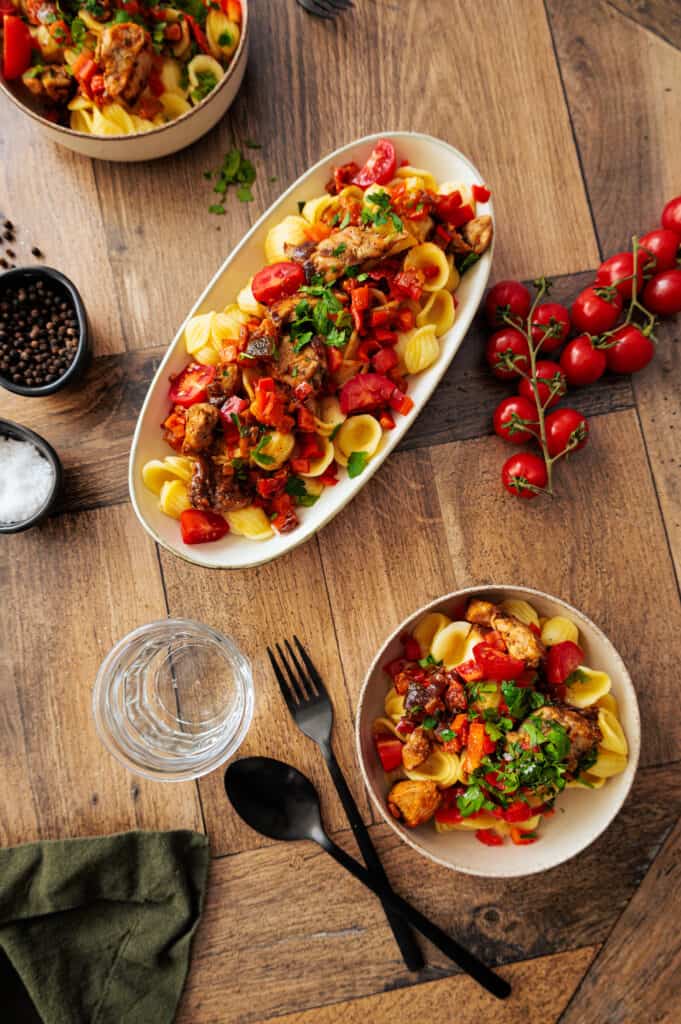 Pasta mit Hähnchenbrustfilet und Gemüse