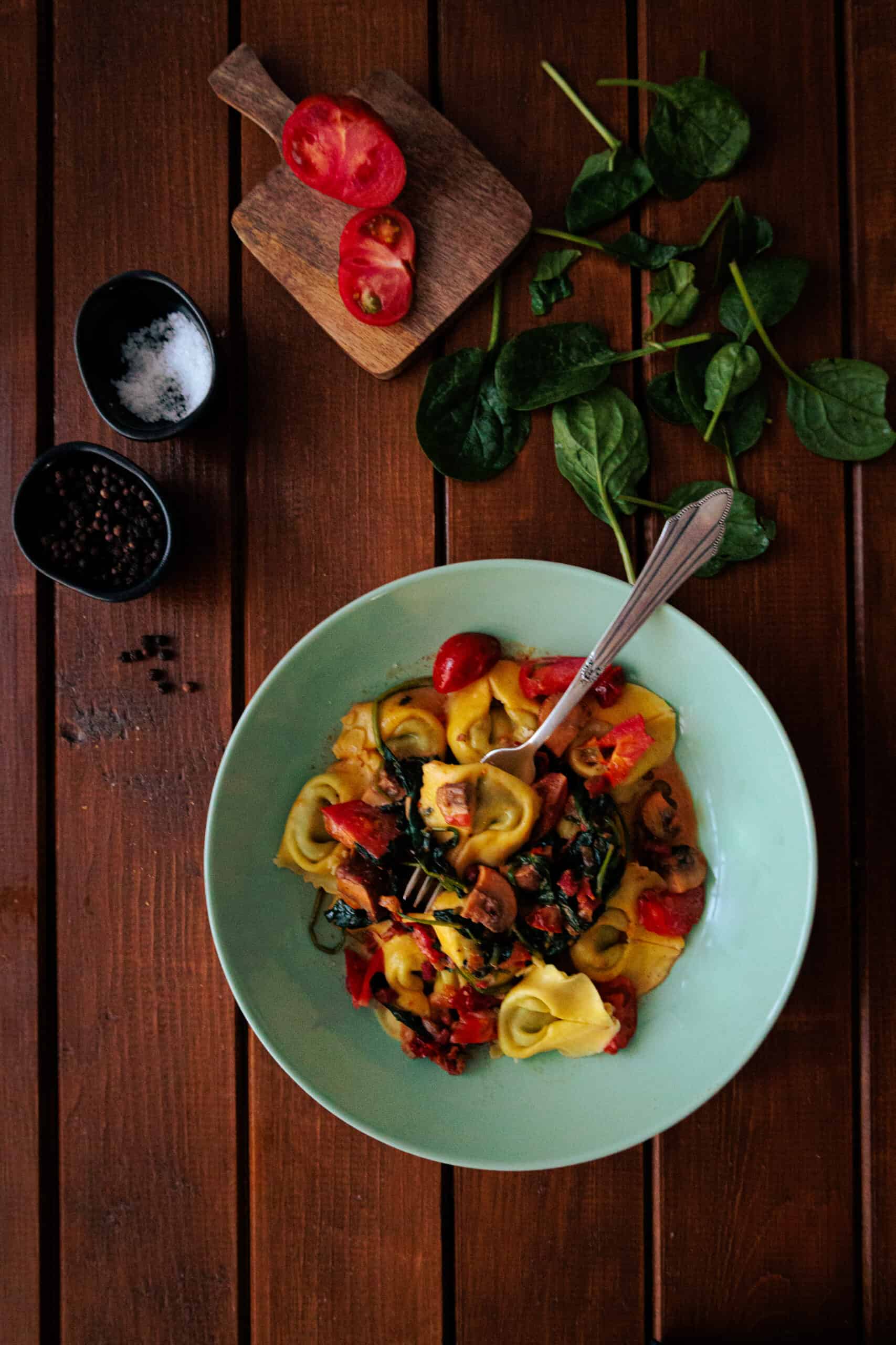 Mehr über den Artikel erfahren Tortellini mit getrockneten Tomaten, Pilzen und Blattspinat