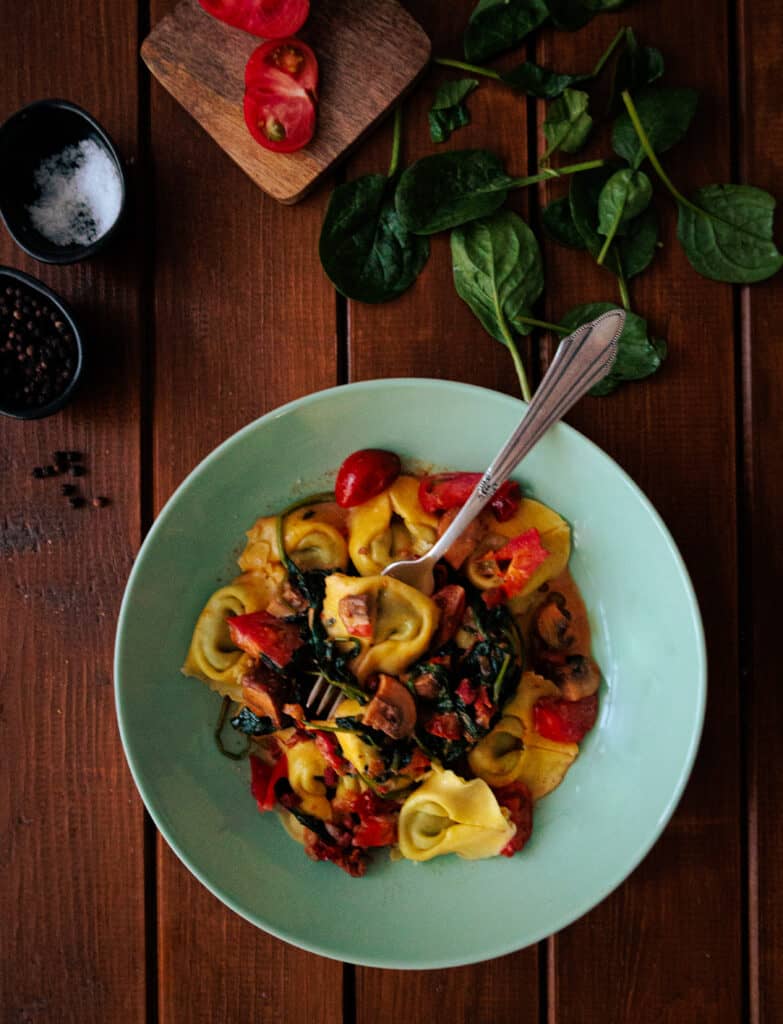 Tortellini mit getrockneten Tomaten, Pilzen und Blattspinat