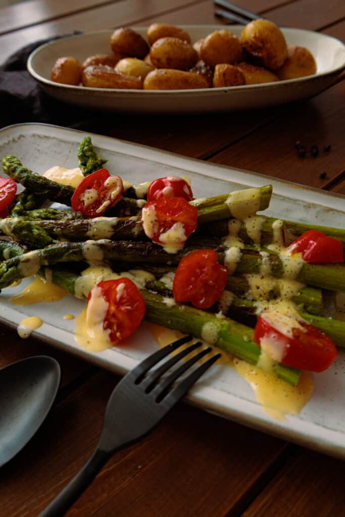 Grüner Spargel mit Drillingen und Sauce Hollandaise