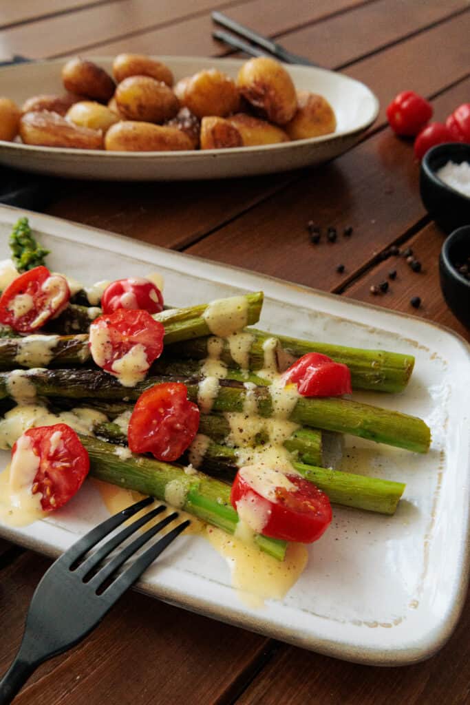 Grüner Spargel mit Drillingen und Sauce Hollandaise ...