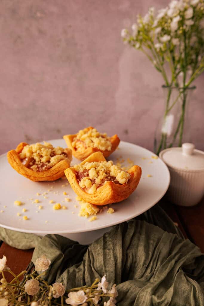 Croissantschiffchen mit Vanillepudding, Rhabarberkompott und Streuseln ...