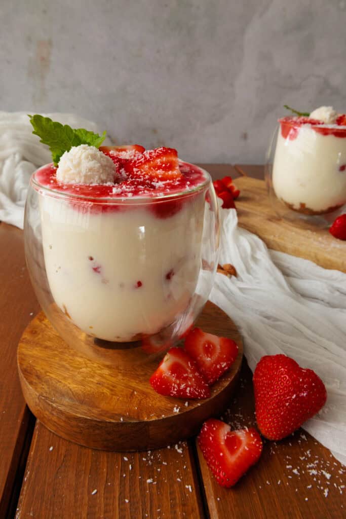Erdbeer-Raffaello-Dessert im Glas