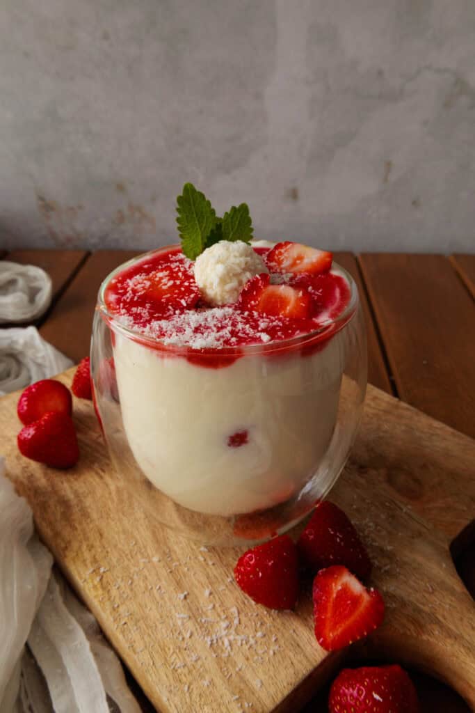 Erdbeer-Raffaello-Dessert im Glas