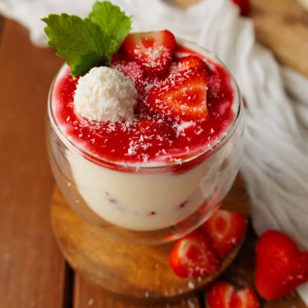 Erdbeer-Raffaello-Dessert im Glas