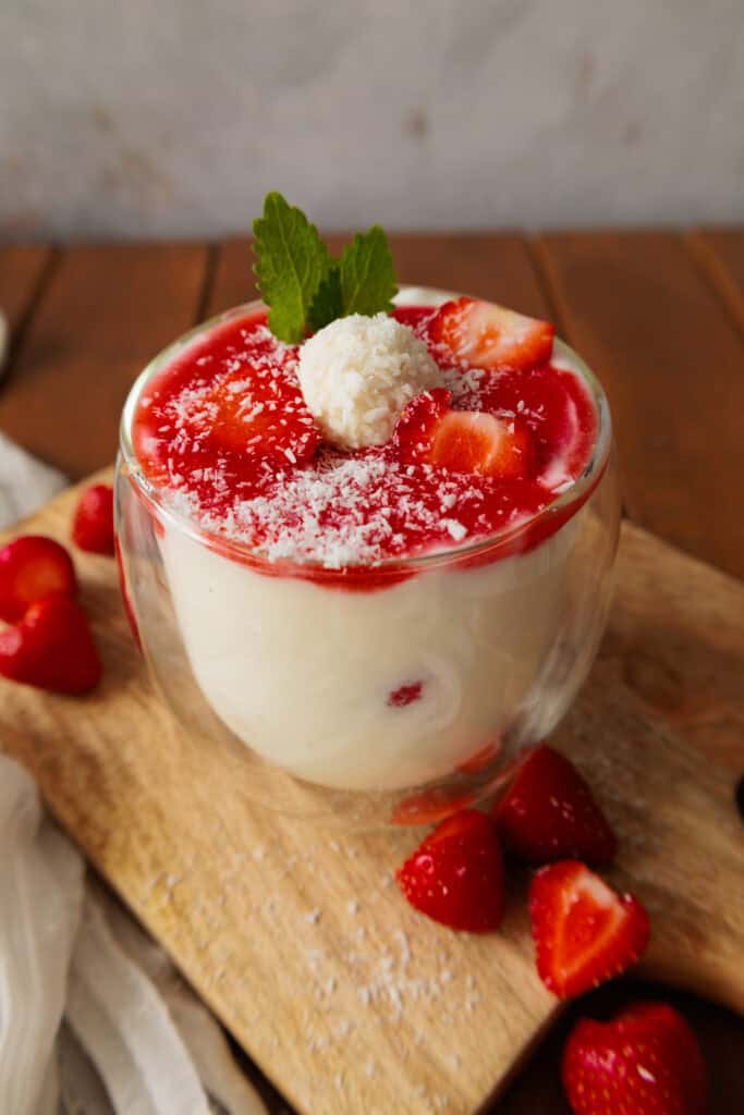 Erdbeer-Raffaello-Dessert im Glas