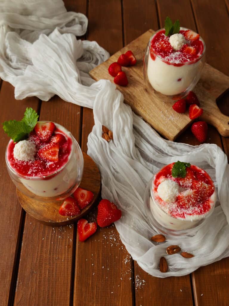 Erdbeer-Raffaello-Dessert im Glas