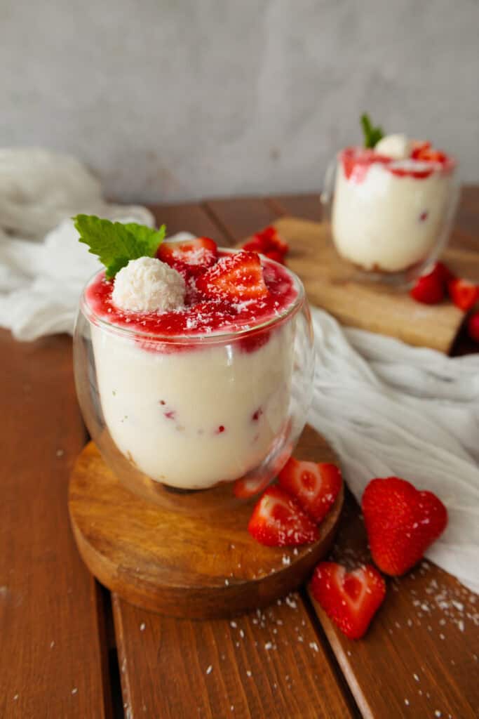 Erdbeer-Raffaello-Dessert im Glas