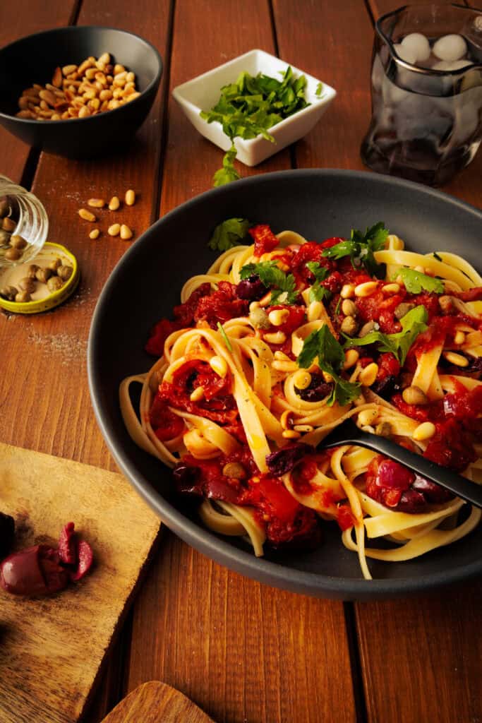 Pasta mit Oliven, Kapern und Tomaten (vegetarisch)