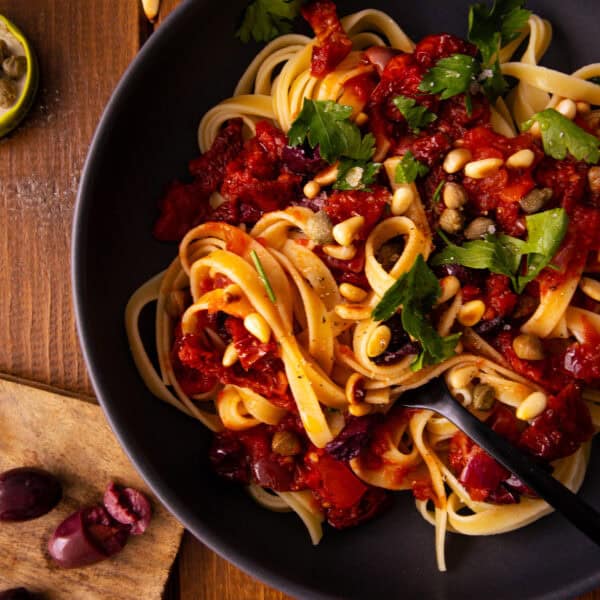Pasta mit Oliven, Kapern und Tomaten (vegetarisch)