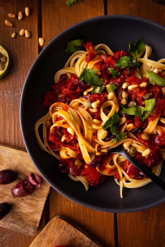 Pasta mit Oliven, Kapern und Tomaten (vegetarisch)