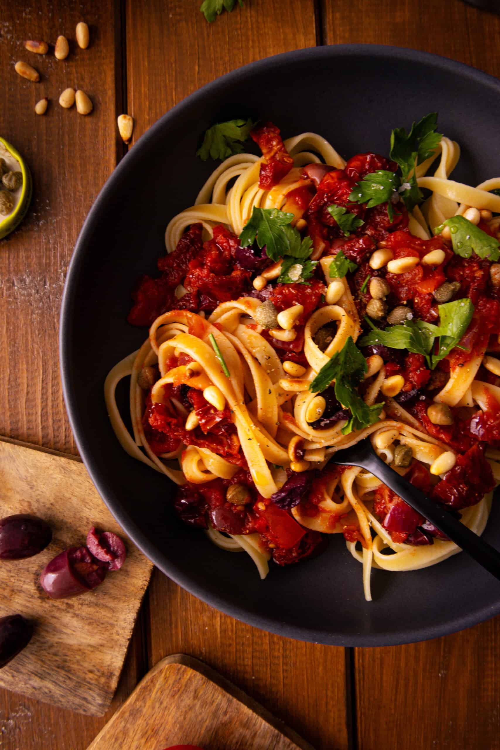 Pasta mit Oliven, Kapern und Tomaten (vegetarisch)