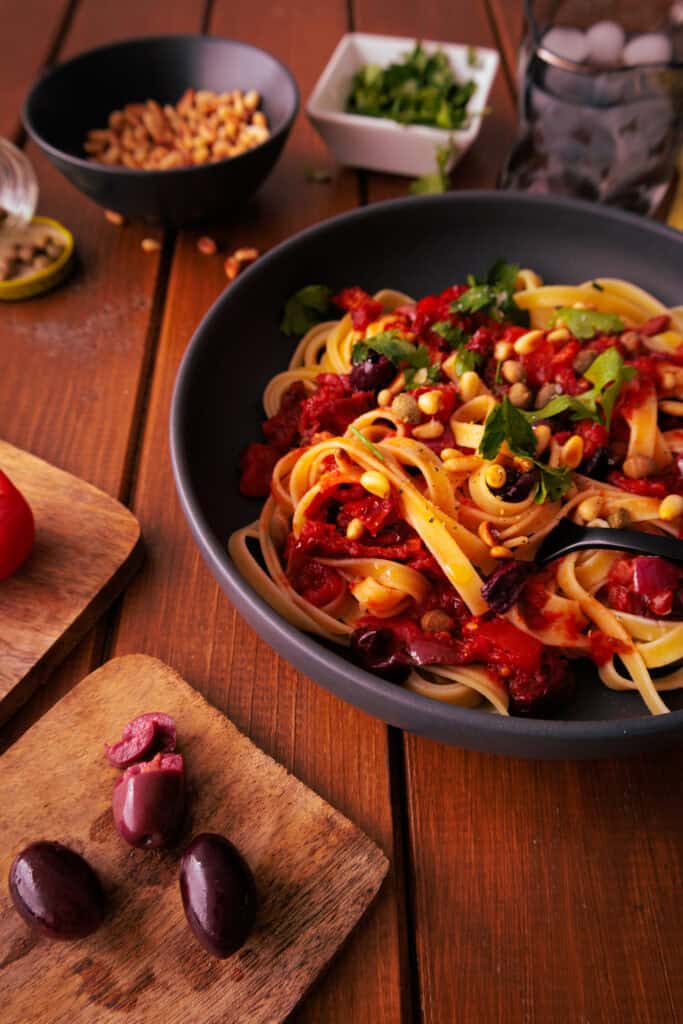 Pasta mit Oliven, Kapern und Tomaten (vegetarisch)
