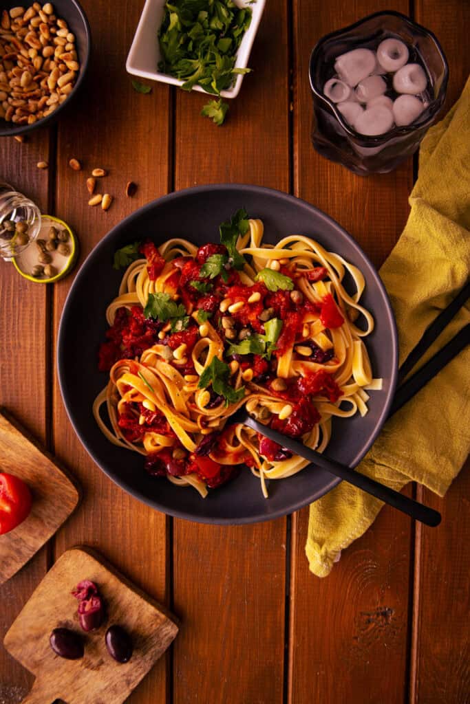 Pasta mit Oliven, Kapern und Tomaten (vegetarisch)