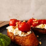 Brot mit Ricotta und Tomaten