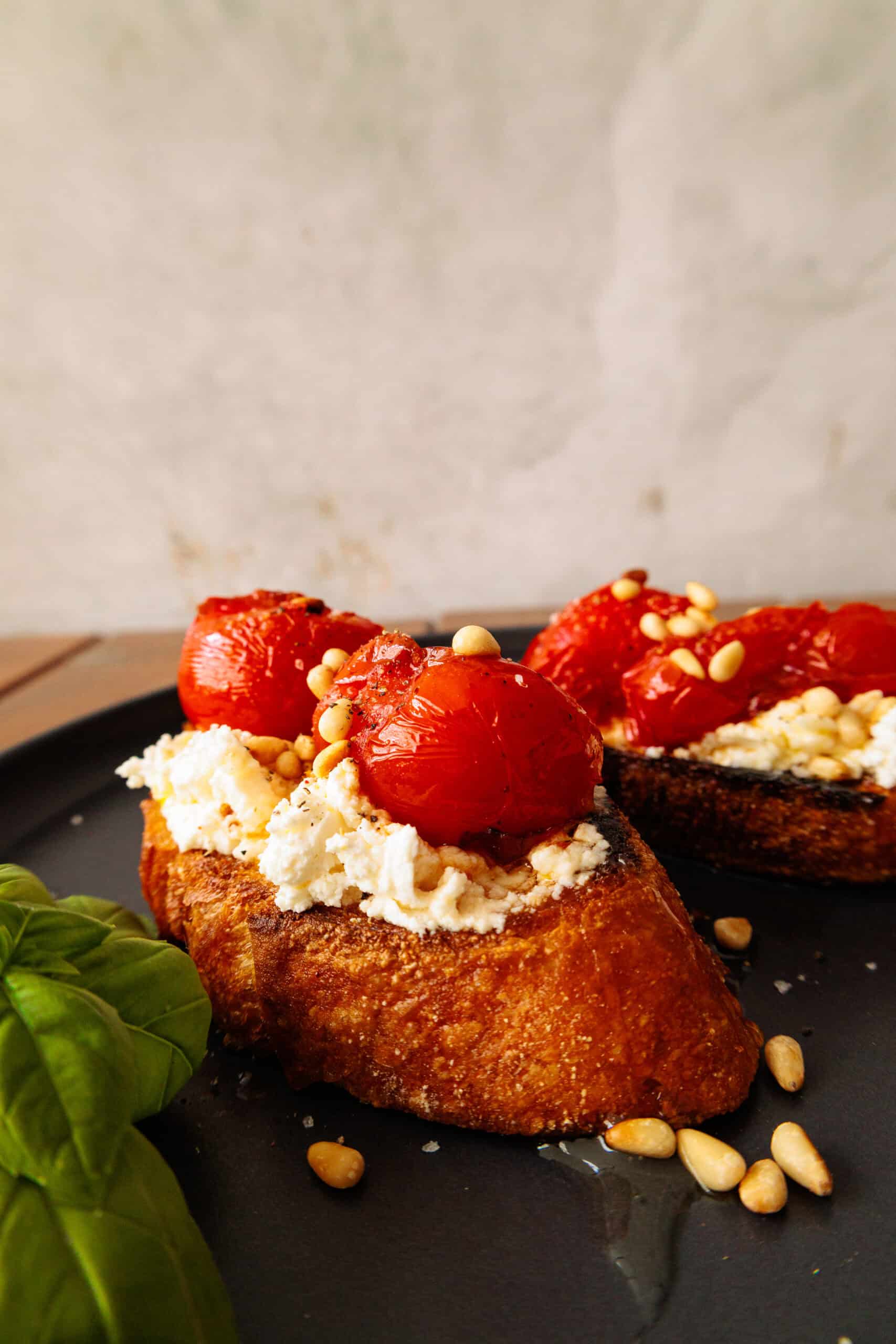 Brot mit Ricotta und Tomaten