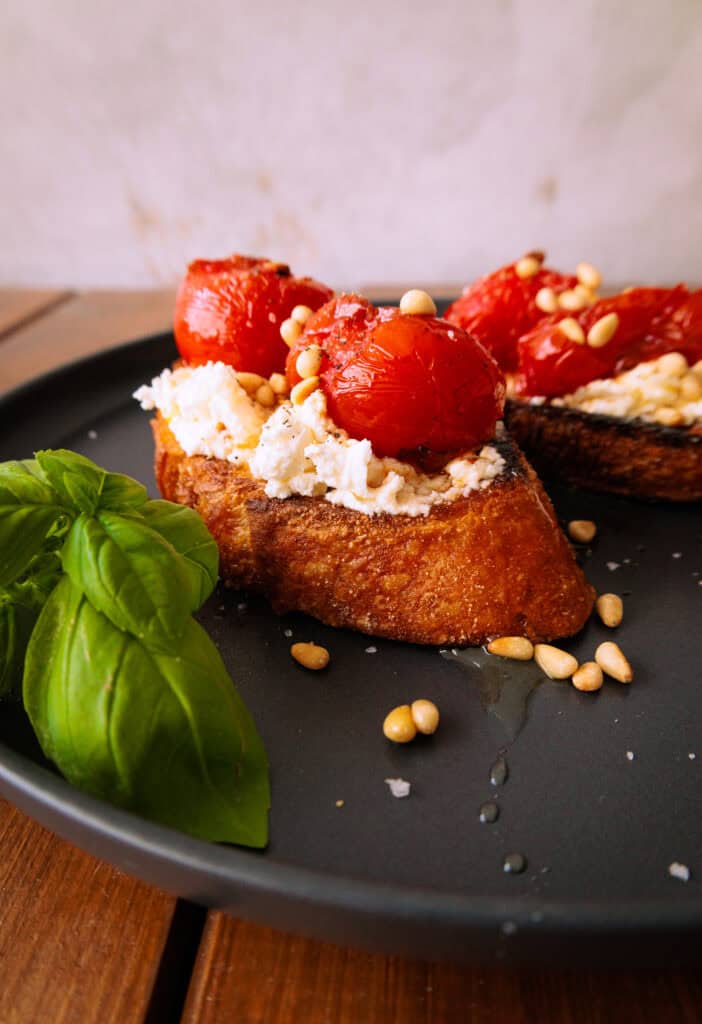 Brot mit Ricotta und Tomaten