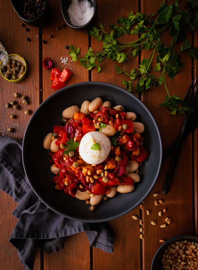 Gnocchi mit Oliven, Kapern und Tomaten (vegetarisch)