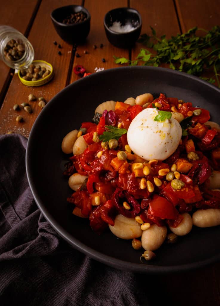 Gnocchi mit Oliven, Kapern und Tomaten (vegetarisch)
