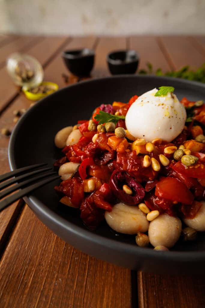 Gnocchi mit Oliven, Kapern und Tomaten (vegetarisch)