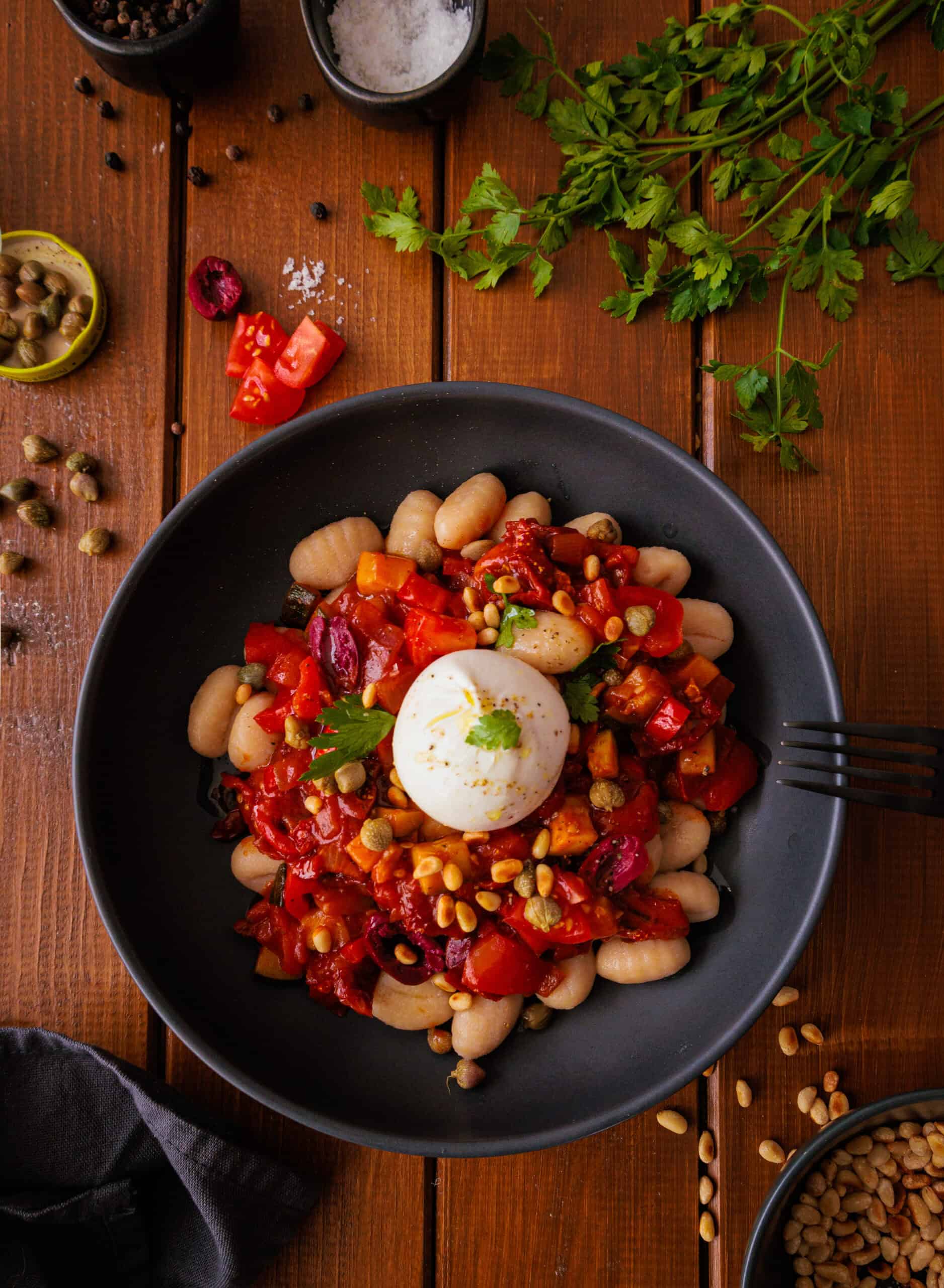 Gnocchi mit Oliven, Kapern und Tomaten (vegetarisch)