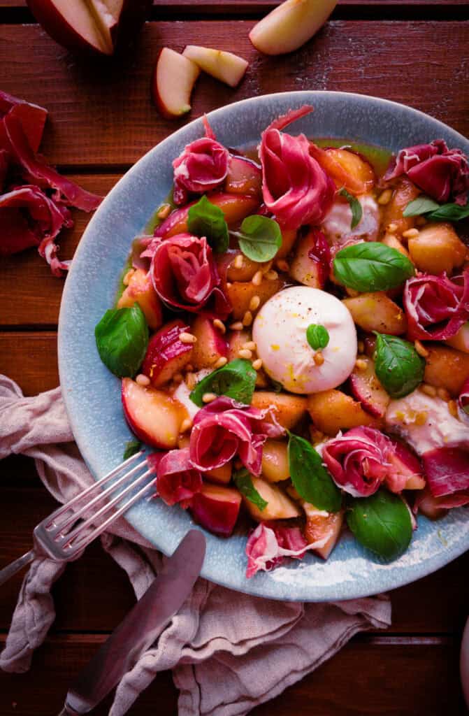 Burrata mit kandierten Pfirsichen und Parmaschinken