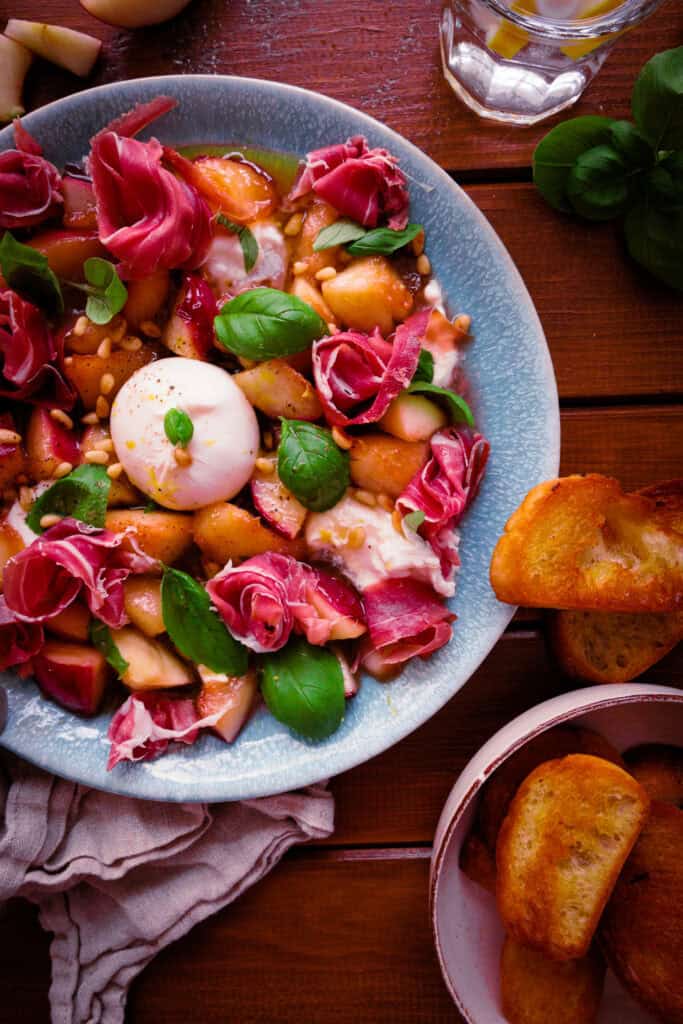 Burrata mit kandierten Pfirsichen und Parmaschinken