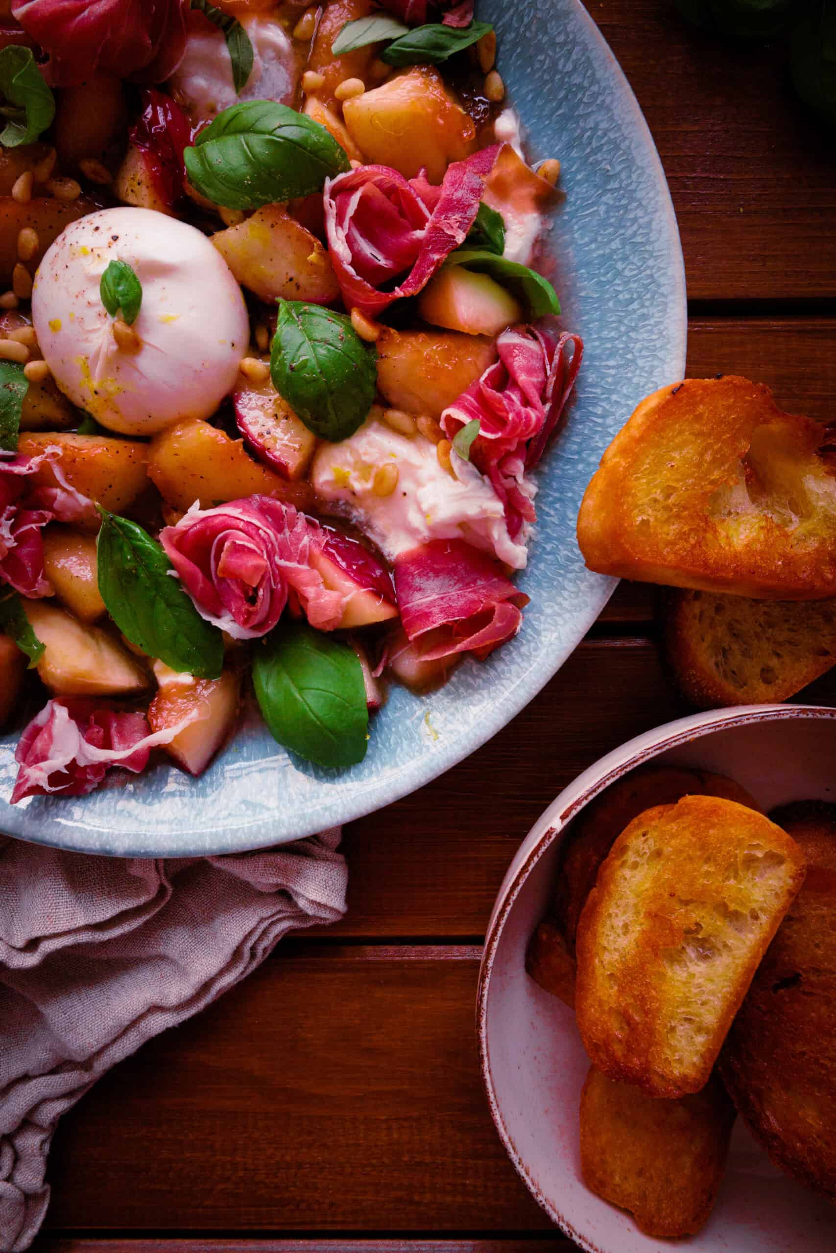 Burrata mit kandierten Pfirsichen und Parmaschinken