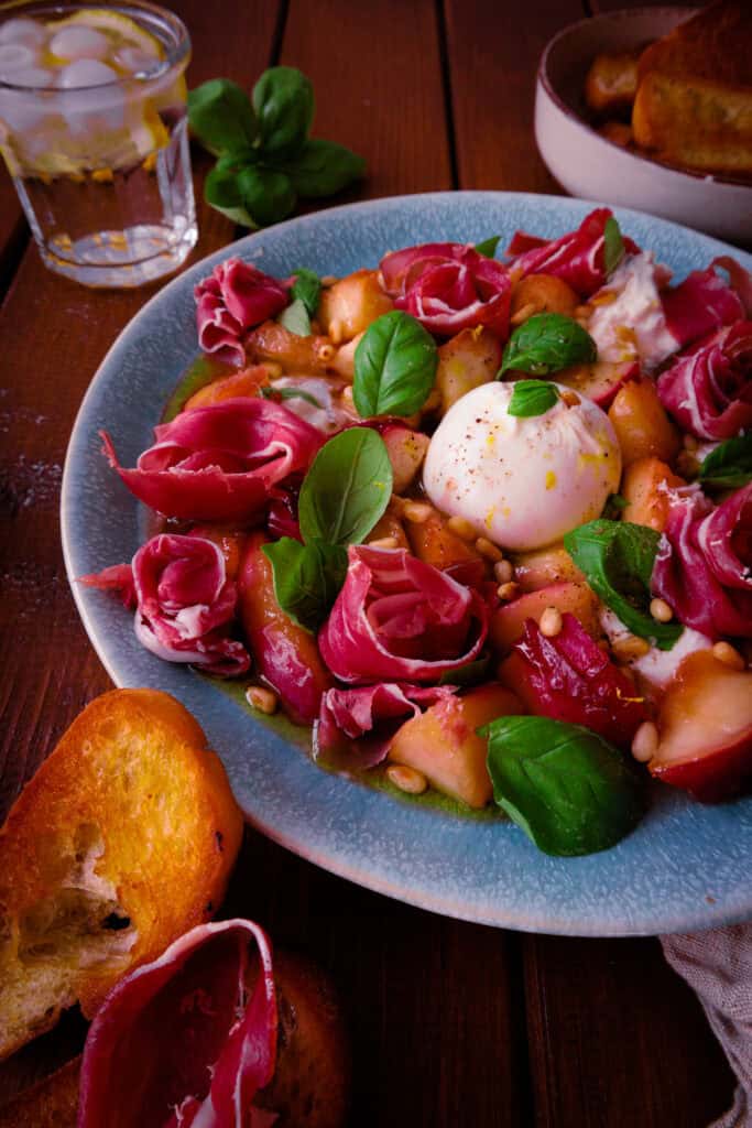 Burrata mit kandierten Pfirsichen und Parmaschinken