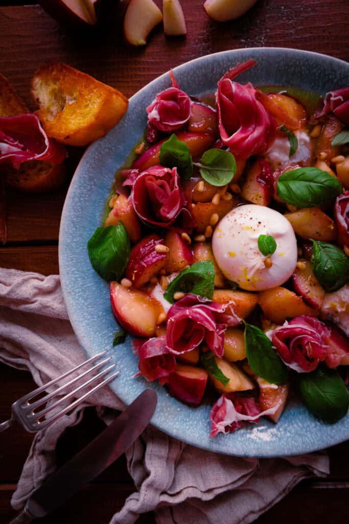 Burrata mit kandierten Pfirsichen und Parmaschinken