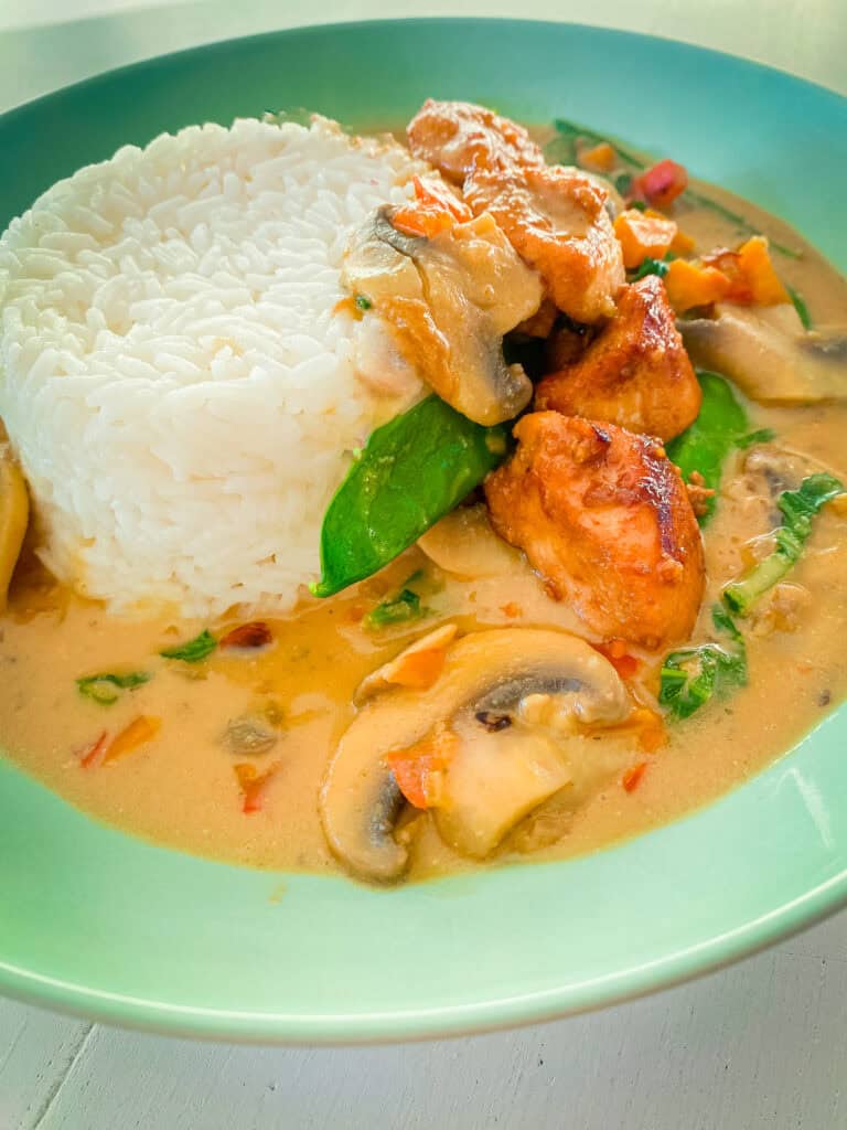 Wokgemüse mit Erdnusssoße und Hähnchen