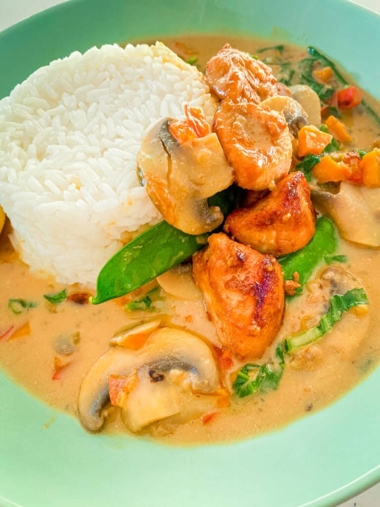 Wokgemüse mit Erdnusssoße und Hähnchen