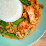 Wokgemüse mit Erdnusssoße und Hähnchen